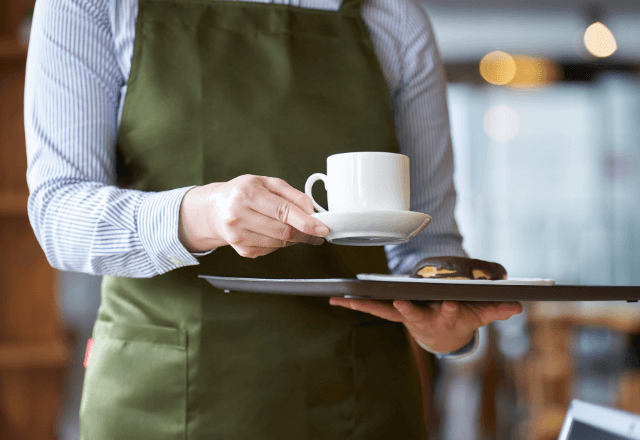 カフェで…グラスを落として慌てる店員。客が固まった直後⇒店長の【予想外のひと言】に拍手が起きたワケ…