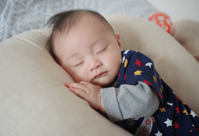 赤ちゃんが眠れない理由は？原因別の対策や接し方を解説