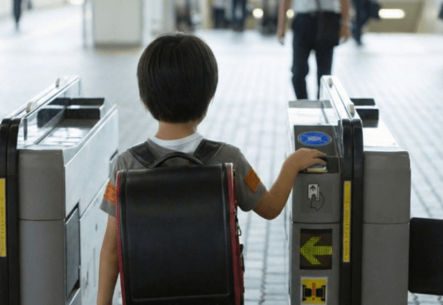 通勤中…「どうした？」泣きそうな小学生に声をかけ、一緒に下車した数日後⇒職場に届いた【手紙】に涙…