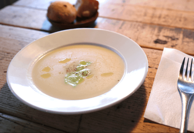 カフェで…『スープの色がこの前と違うんですが…』店員に確認した結果⇒店員「すみません」まさかの返答に「え？」