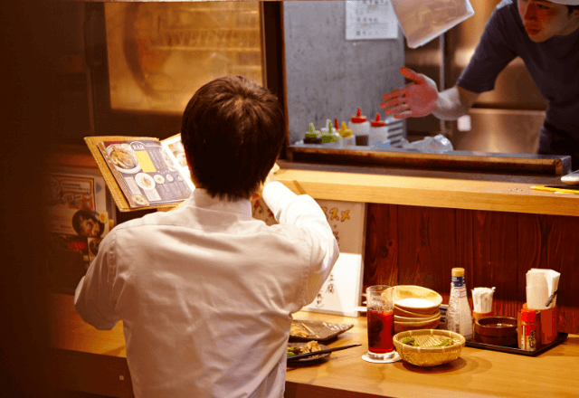 仕事帰り…飲食店で倒れた客を救助した会社員。名乗らず去った翌日⇒上司「昨日何した？」まさかの通達に涙…