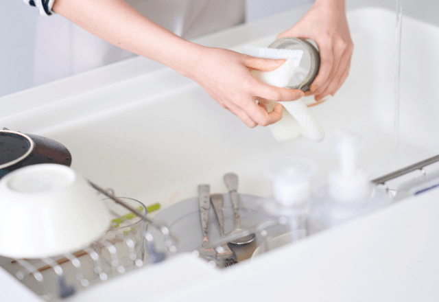 実娘贔屓の義母「娘はこっち！嫁は残り物（笑）」皿洗いも押し付けた直後⇒義父の【衝撃の一言】に義母が顔面蒼白…