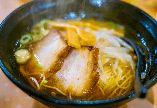 ラーメン屋で…スープを見る私「これ何？」店員「脂では？」箸で掴んだ結果⇒店員が青ざめた【正体】とは…