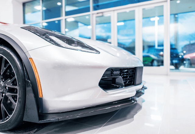 車の購入で…客によって明らかに態度を変える店員。しかし直後⇒「あのーお客様…」別の店員がとったまさかの行動に…