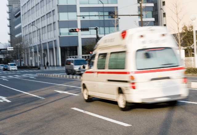 私「救急車！減速しなきゃ…」後続車「邪魔だ！」追い抜かれた直後⇒「止まりなさい」まさかの展開に―！？