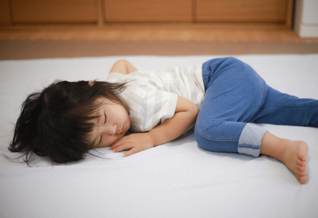 腹痛を訴える4歳娘を「寝れば治る」と無視した翌日⇒医師「どうして放っておいた！？」驚愕の展開に青ざめる…