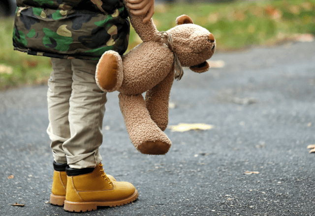 電車内で…「クマちゃんない！」と泣く子ども。だがドアが閉まる寸前⇒“全力疾走”した男性の行動に涙…