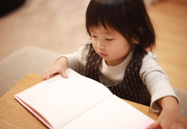 「本好きの子」はなぜ伸びる？学力と心を育てる「冬の絵本」の選び方とおすすめ4選【保育士監修】