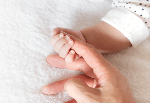 今だけ見られる宝物！赤ちゃんの「原始反射」を詳しく解説