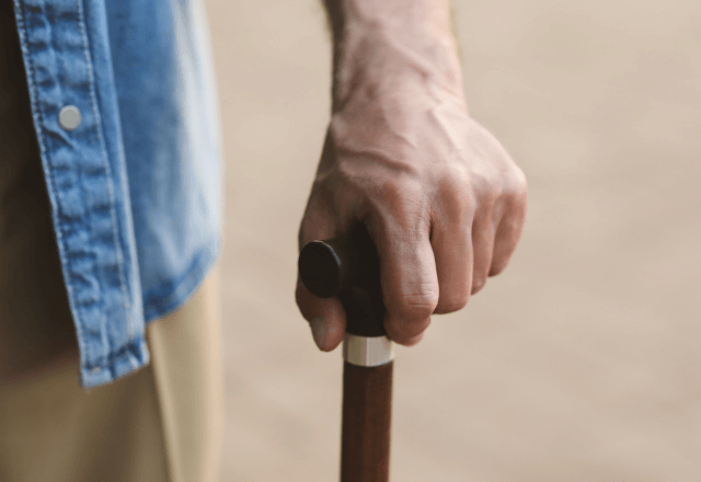 電車で…女性「どうぞ座って下さい」年配男性「結構です」直後⇒“流れたアナウンス”に男性が着席したワケ…