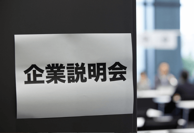 新幹線で…「充電器、貸しますよ」隣の女性を助けた私。数ヶ月後、インターン先で⇒「あの時…」驚愕の展開に…