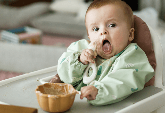 手づかみ食べを楽しもう！汚れやストレスを防ぐ4つのコツ