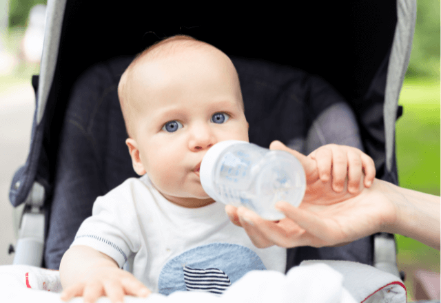 ベビーカーのドリンクホルダー活用術！快適な外出のための選び方と設置位置