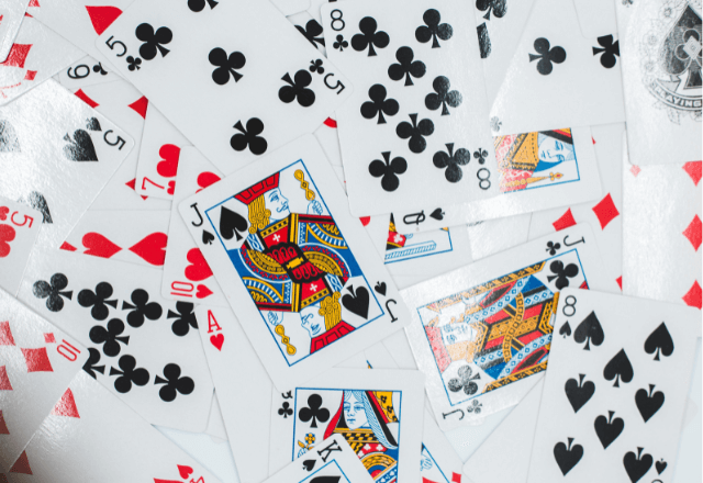 トランプの秘密を知ってる？枚数やマークに隠された深い意味を解説