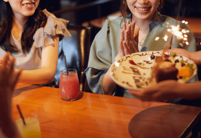 飲食店で…隣の席で誕生日サプライズが。皆が拍手した瞬間⇒「ちょっと！？」予想外のクレームに店内が凍り付く…