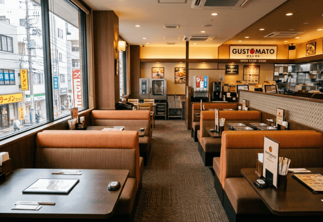 ファミレスへ…「ベル押さないで」注文を拒否する店員。さらに⇒運ばれてきた『信じられない料理』に「ウソ…」