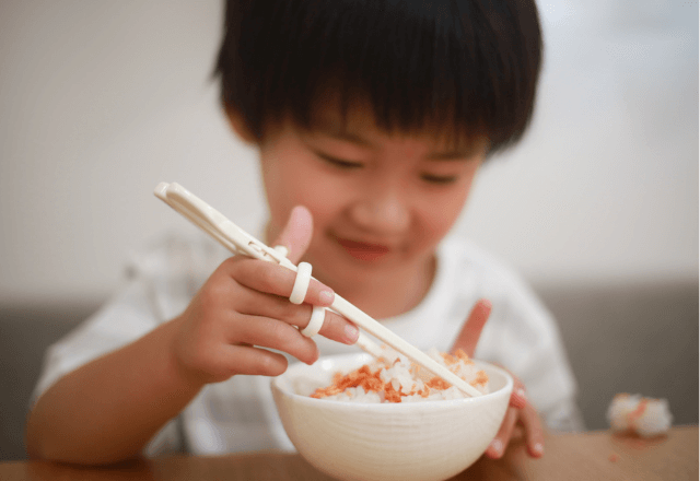 日本の伝統！正しい箸の持ち方を教えるステップとコツ