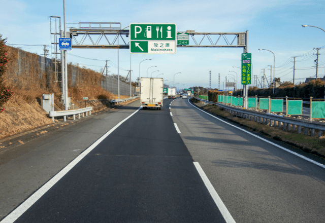 サービスエリアで…停めたばかりの愛車に違和感。直後⇒併設のGSで判明した『まさかの事実』にゾッ…