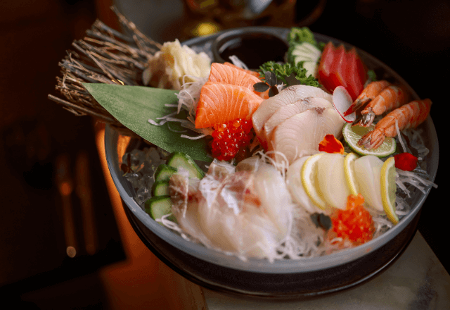 義実家と外食中…義母「つわり中？」私「はい」豪華な刺身が届いた直後⇒私の前に置かれた“寂しすぎる一皿”に絶句…