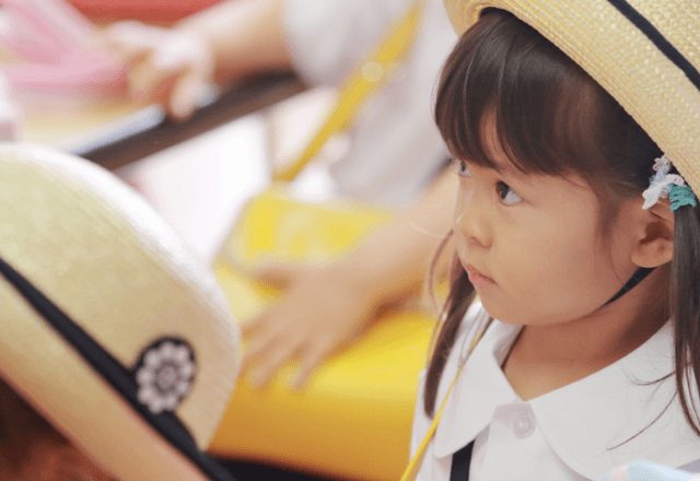 【保育士監修】幼稚園のクラス替えが不安な子に。悲しみを安心に変える声かけ