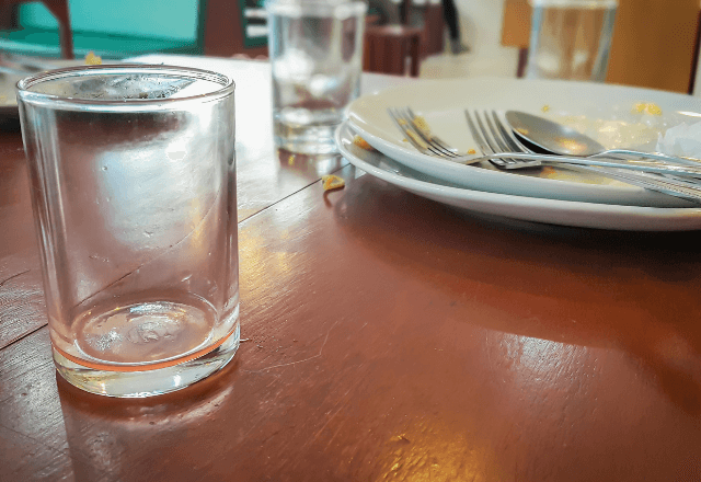 定食屋で…私「お会計お願いします」店員「座って待ってて」数分後⇒渡された“予想外のソレ”でまさかの展開に…