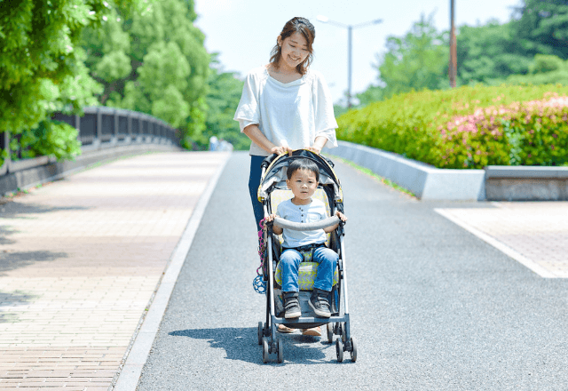 ベビーカーはいつからいつまで？子どもの成長に合わせた上手な使い方ガイド