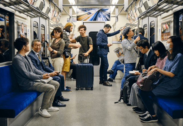 電車で…楽しくおしゃべりする外国人乗客が降りた次の瞬間→「何これ…！？」車内の”異変”に乗客騒然！？