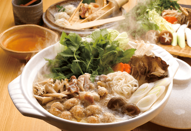 忘年会で…予約したのに“40分放置”された私達。さらに⇒激狭の席で提供された【あり得ない料理】に怒り爆発…！？