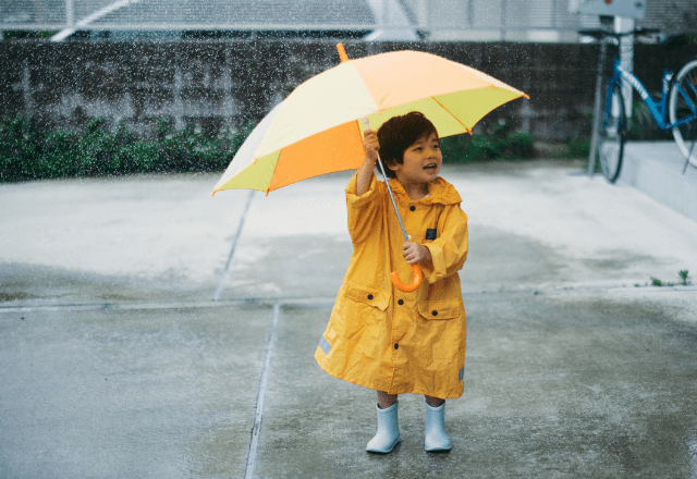 【就学前準備】小学校入学までに「雨の日の登校」を練習すべき4つのステップ