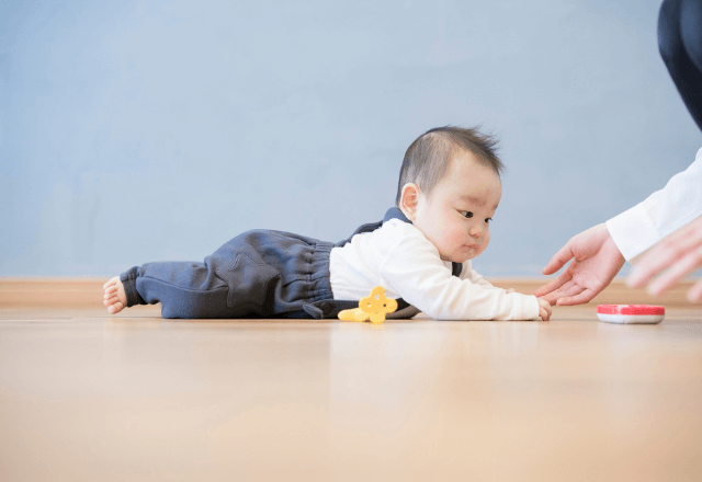 赤ちゃんの後追いはいつから？時期の目安と乗り越え方のコツ