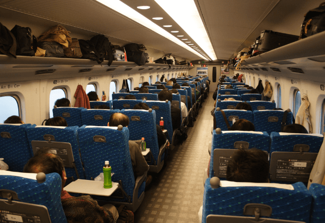 新幹線で…指定席に座った中年の男女グループ。だが数分後⇒車掌「次で降りて下さい」その衝撃的理由とは…