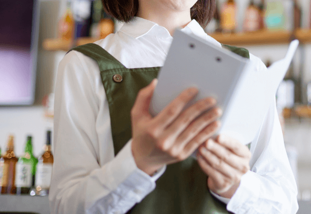 カフェで…夫「新人さん、頑張ってるね」私「うん」だが数分後⇒マネージャーの【新人公開処刑】に耳を疑う…