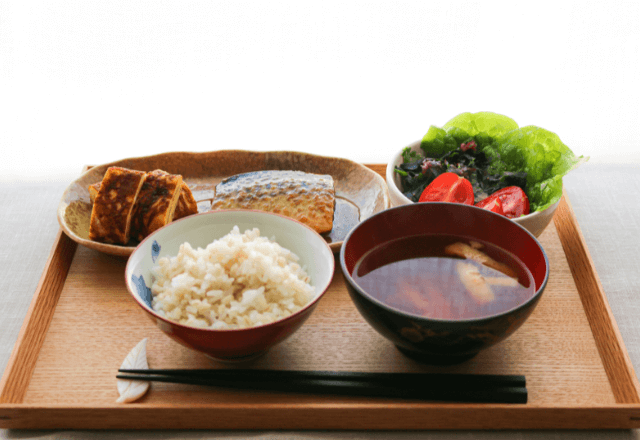 夕飯を用意すると…夫「昼飯と被ってる」次の瞬間→「俺はやっぱり…」夫が”食べ始めたモノ”に絶句…