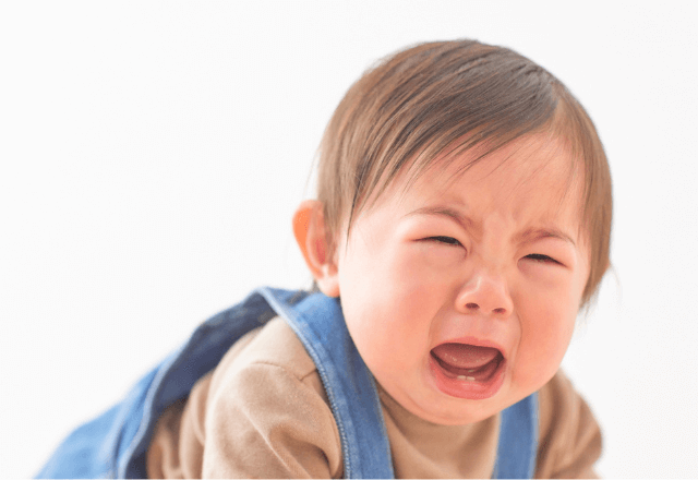 赤ちゃんが見せる人見知り：始まりから終わりのサインと効果的な対処法