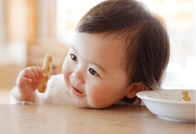 赤ちゃんの手づかみ食べを促すには？