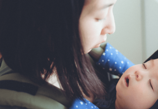 電車内で…子どもを抱っこする母親が突然床に座り込む。困惑した直後⇒乗客「もしかして…」衝撃の理由が判明して…