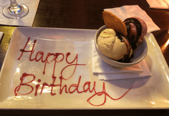 レストランで…ケーキを持つ店員「主役へ！」父「えっ俺？」直後⇒家族全員が絶句した【店員のミス】とは…