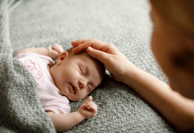 赤ちゃんが快適に過ごせる室温は？季節ごとの対策や服装を解説