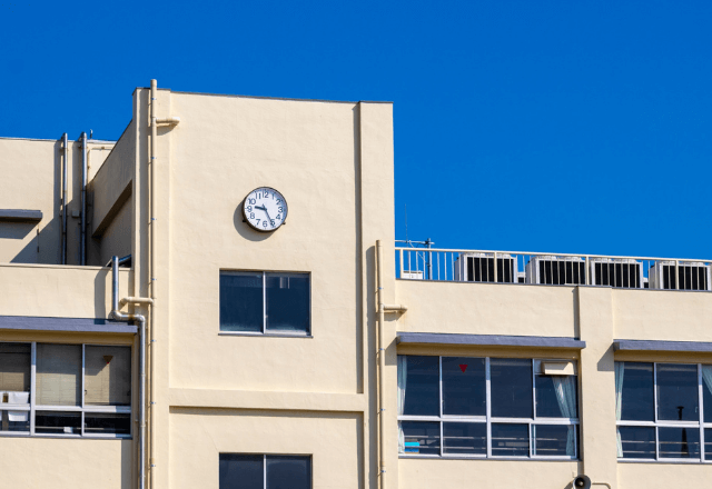 通勤中、スタックした車を救助してくれた【謎の集団】。学校到着後⇒「先生…」判明した集団の正体に涙…