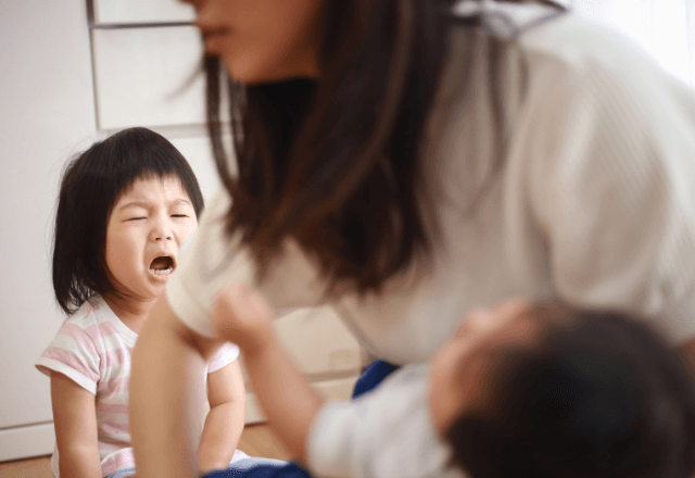 子どもの「赤ちゃん返り」への対応｜保育士が教える、上手な関わり方