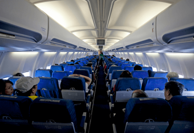 飛行機で…「うおおっ！」脂汗をかいて震える男が絶叫。身構えた直後⇒男が【突き出したモノ】に機内爆笑―！？