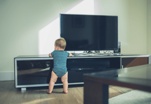 赤ちゃんをテレビに近づけない！適切な距離の保ち方と視聴のコツ