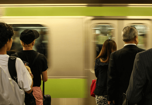 満員電車で…乗車した瞬間、強面の男性がこちらへ直進。警戒した直後⇒「あっちに…」まさかの提案が―！？