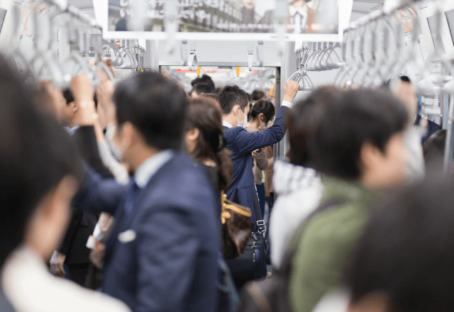 電車で…一緒に乗車した友人が突然気絶。だが次の瞬間⇒「どいて！」声を上げた“意外な人物”に驚愕して―！？