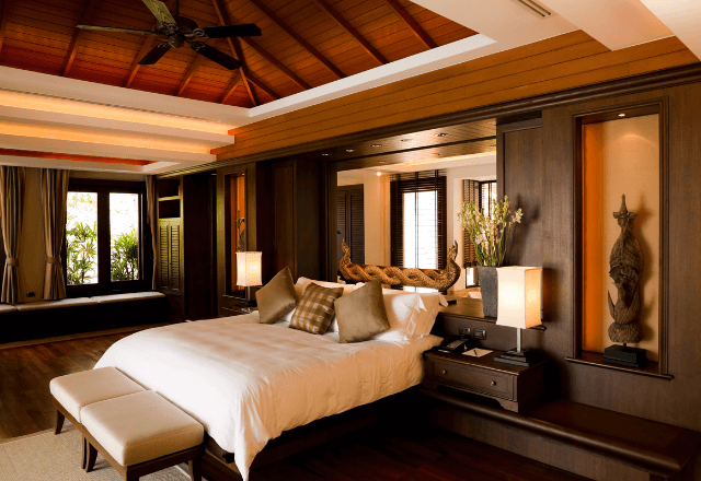 【後編】高級ホテルで…チェックイン中になぜか『別室』に通された直後⇒受付「失礼ですが…」”続いた言葉”に絶句