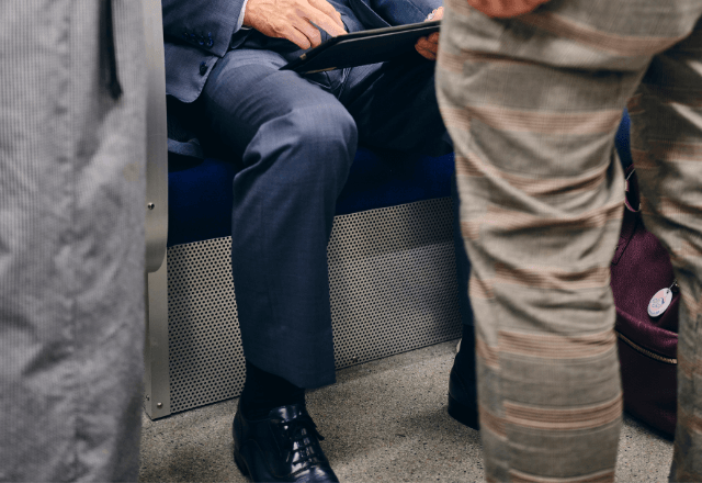 電車で“席を譲ってくれた男性”。数日後、保育園で話した結果⇒ママ友「その人…」衝撃の正体に「えっ！」