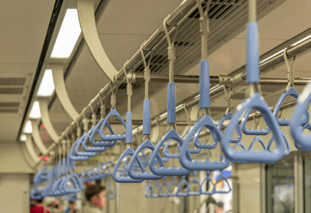 電車で…「アホ！」体当たり女を警察に通報するも消極的な対応…。直後⇒私が放った【ある一言】で態度が急変！？