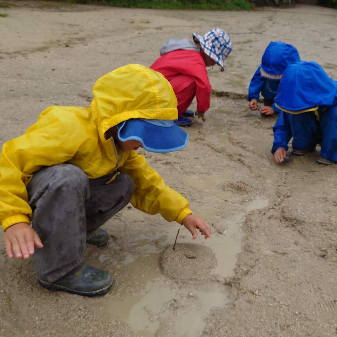 【雨の日こそ外へ！】子どもの五感を刺激する"雨の外遊び"は「まぁいいか」の前向きなたくましさを育む