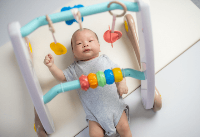 100均フラフープで手軽に！おやこで楽しむ手作りベビージム