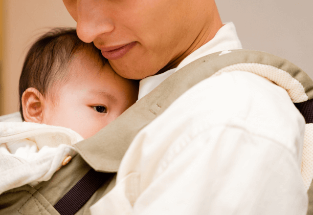 電車で…泣く子に困る父親を助けた私。翌週カフェで⇒「先週、オーナーが…」驚愕の【恩返し】に涙…